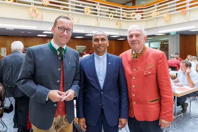Die beiden Bürgermeister Georg Djundja (links) und Werner Fritz (rechts) begrüßen den neuen Pfarrer Thomas Kunnappalil der gemeinsamen Pfarrgemeinde Oberndorf-Göming. | Foto: Ja zu Oberndorf, Rieger