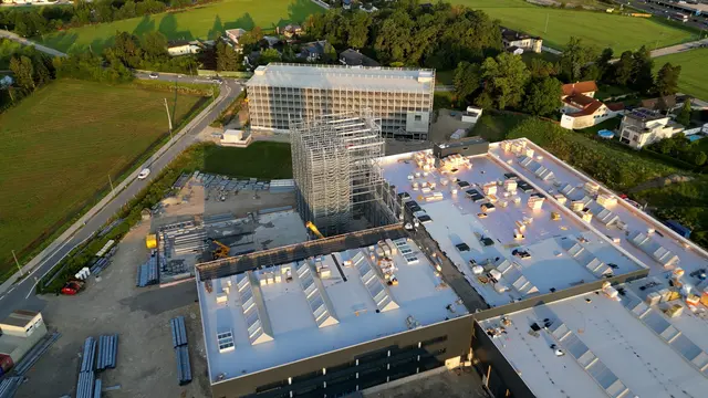 Dank der 7.200 Quadratmeter großen Photovoltaik-Anlage könne man den Gesamtbedarf an Energie bei optimalen Bedingungen zur Gänze mit umweltfreundlichem Sonnenstrom decken. | Foto: TGW Logistics