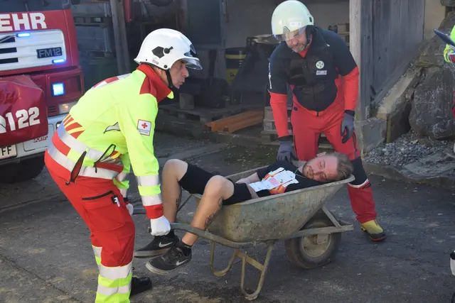 Die Opfer bekamen im Vorab eine Rolle und Erklärung zugeteilt, wovon die Rettungskräfte nichts mitbekamen. | Foto: MeinBezirk / Leonie Herrmann