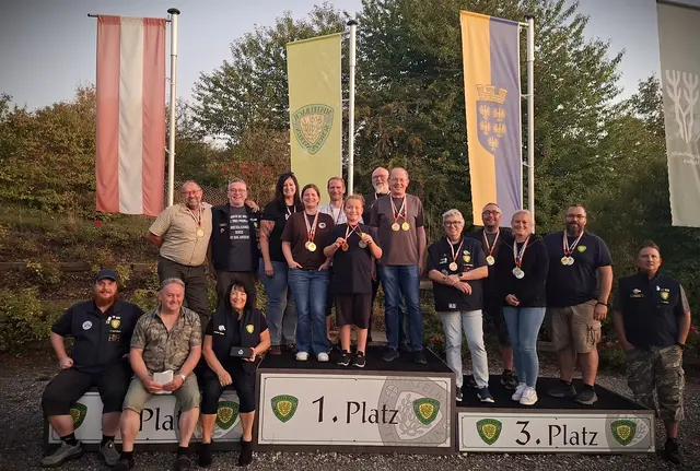 Sitzend –Thomas Hutterer, Schützenmeister Sigi Kubanik und Andrea Meisl,
dahinter stehend - Herbert Ullmann, Rudi Hutterer, Lisi Antos, Claudia Pilgram, Ronald Wurm, Leon Schodl, Leopold Lackner, Franz Jahn, Alex Hutterer, Walter Ofenauer, Gilde Schodl, Stefan Schodl und Thomas Exler. | Foto: Christine Kohzina