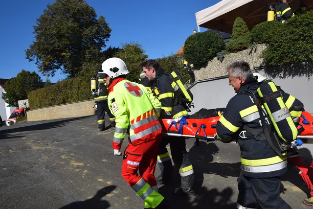 Ein gutes Zusammenspiel von Feuerwehr und dem Roten Kreuz war sehr wichtig. | Foto: MeinBezirk / Leonie Herrmann