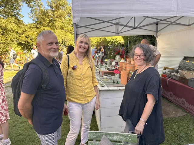 Maria Bock von Keramik Bock im Gespräch mit Kunden  | Foto: Lisa Stöckl