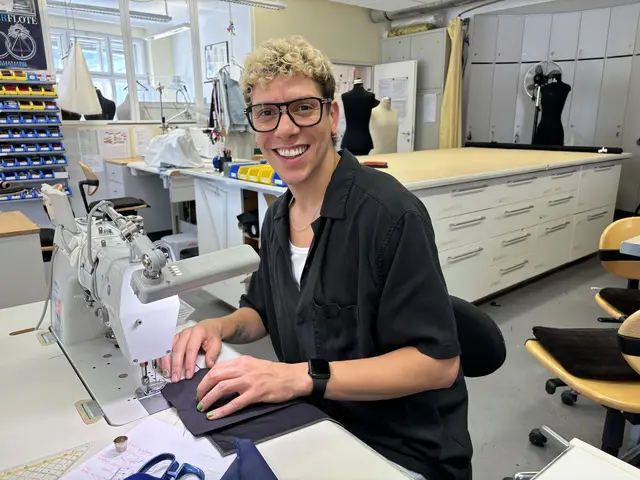 Mit viel Akribie und Liebe zum Detail "werkelt" Paulo Muniz an seinem Arbeitsplatz in der Schneiderei im Landestheater.  | Foto: Lisa Gold