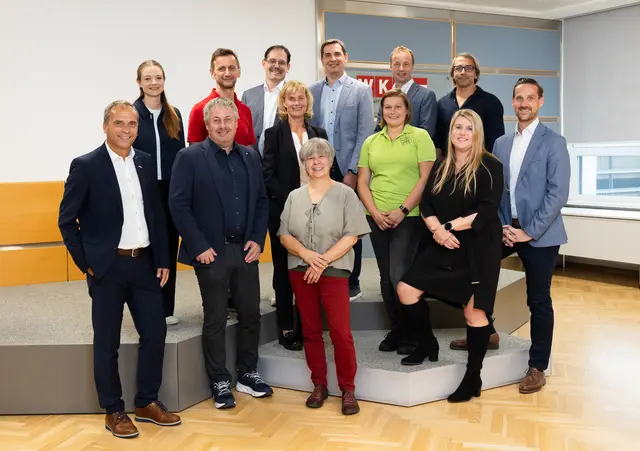 Der Bezirksstellenausschuss der WKO Kirchdorf von links: Siegfried Pramhas (WKO-Bezirksstellenleiter), Victoria Hurth (JW-Bezirksvorsitzende, Holzbau Hurth – Schlierbach), Max Seidl (Autohaus Seidl – Molln), Paul Neuburger (NEUBAU-Büro, Pettenbach), Markus Resch (Kremstaler Hofbäckerei – Wartberg/Kr), Obfrau Doris Staudinger (Staudinger Delikatessen GmbH – Nußbach), Barbara Schröckenfuchs (Kommunikationsagentur – Micheldorf), René Berger (GF Greiner Packaging, Kremsmünster), Stefanie Postl (Gasthaus Hüthmayr – Kremsmünster), Hannes Schmid (Erdbau & Transporte Schmid GmbH, Roßleiten), Thomas Höfer (Kaufhaus Höfer e.U. & Bschoad Binkerl – Schlierbach), Sabine Gruber (Ratz-Fatz Büroservice – Pettenbach), Thomas Brindl (WKOÖ – Abteilungsleiter Bezirksstellen) | Foto: Klaus Mitterhauser