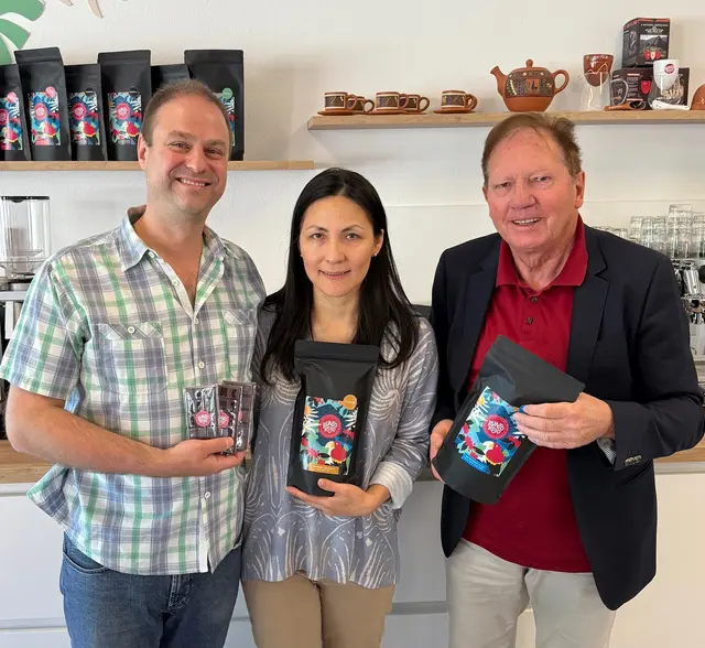 Anyela Yessica Olivera Torres de Spuller und Willi Spuller mit Bürgermeister Matthias Weghofer in ihrem Geschäft in Wiesen. | Foto: Marktgemeinde Wiesen