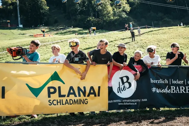Die jungen Besucherinnen und Besucher feuerten die Nachwuchstalente ordentlich an. | Foto: iXS Downhill Cup