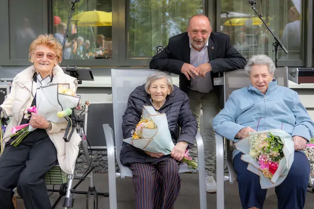 Im Rahmen der Feierlichkeiten wurden auch die 100-jährigen Geburtstagskinder gefeiert. | Foto: Christian Fischer / Häuser zu Leben