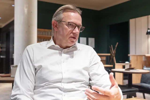 Christoph Holzer spricht über die Bedeutung von Lehre im Handel. | Foto: Konstantinov