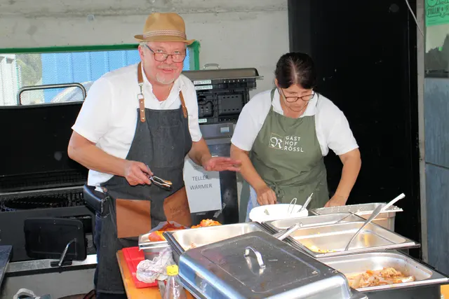 Auch der Kirchenwirt und Vizebürgermeister Bernd Rößl half mit seinem Team kräftig mit. | Foto: Cescutti
