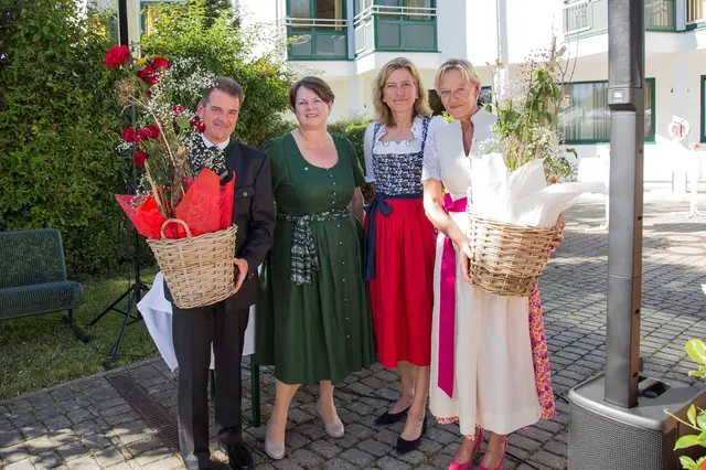 Gratulationen zum 25-jährigen Bestehen der Partnerschaft des Roten Kreuzes und der Gemeinde Elsbethen. Von links: Matthias Herbst (Bürgermeister Elsbethen), Michaela Schrumpf (RK-Leitung Pflege und Betreuung), Sabine Tischler (RK-Geschäftsführerin), Elisabeth Ebner (Hausleitung SWH Elsbethen). | Foto: Rotes Kreuz Salzburg