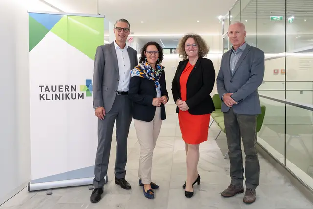 Dominik Engel (Rektor und Geschäftsführer FH Salzburg) , Landesrätin Daniela Gutschi, Silke Göltl (Geschäftsführerin Tauernkliniken GmbH) und Dr. Eugen Adelsmayr (Geschäftsführer und ärztlicher Direktor Kardinal Schwarzenberg Klinikum). | Foto: Land Salzburg/Neumayr/Hölzl