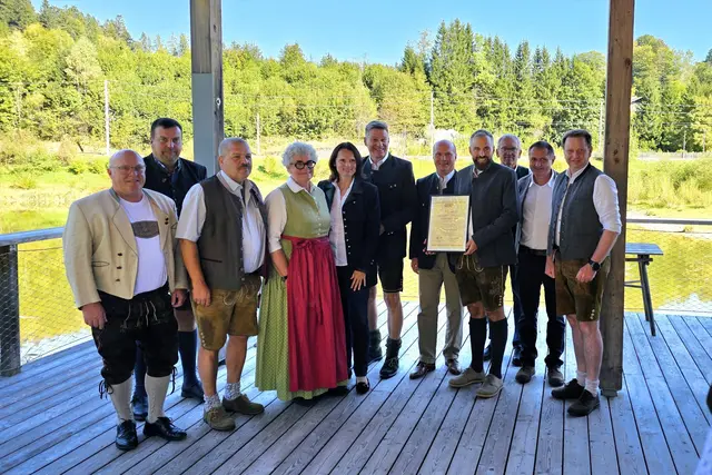 Vizebürgermeister Ewald Aigner (Puchenstuben), Bürgermeister Thomas Teubenbacher (Mitterbach), Bürgermeister Helmut Emsenhuber (Puchenstuben), Bürgermeisterin Claudia Kubelka (Annaberg), Bezirkshauptfrau Heidelinde Grubhofer, Bundesrat Karl Weber, WKNÖ-Bezirksstellenleiter Georg Lintner, Naturpark-Geschäftsführer Florian Schublach, Kurt Farasin, Mostviertel-Tourismus Geschäftsführer Andreas Purt und Bürgermeister Andreas Fallmann (Gaming). | Foto: Katharina Fallmann