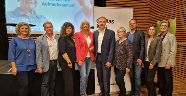 Alle Bildmitte: Vizebürgermeisterin Sabine Nyikos, Bürgermeisterin Elisabeth Böhm und Soziallandesrat Leonhard Schneemann beim Infoabend. | Foto: Stadtgemeinde Neusiedl am See
