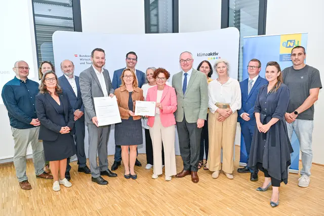 Die Erweiterung des Campus Krems erhielt die Auszeichnung klimaaktiv Gold. Im Bild: Karl Dorninger und Christoph Reiter (Land NÖ), Rektorin Viktoria Weber (Donau Uni), Bernhard Dollensky (IMC Krems), Julia Wildfeuer (Baumschlager Eberle Architekten), Andreas Gmeiner (FM Plus), Barbara Bauer, Christof Blum, Cristina Florit, Ute Munoz-Czerny, Simon Zotter (IBO) gemeinsam mit Staatssekretärin Elisabeth Zehetner und LH-Stellvertreter Stephan Pernkopf | Foto: klimaaktiv/APA-Fotoservice/Haslinger