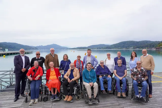 Bürgermeister Christian Scheider, STW-Vorstand DI Erwin Smole, Vizepräsident ÖZIV Robert Ozmec, STW-Bereichsleiter Freizeit und Bad Gerald Florian, Initiator Alberto Fellner mit weiteren Vertretern. | Foto: StadtKommunikation / Zechner