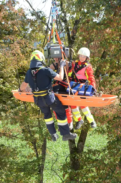 Gemeinsam mit der Feuerwehr Kirchberg an der Raab, Studenzen und Oberdorf am Hochegg wurde ein Forstunfall simuliert. | Foto: FF Kirchberg