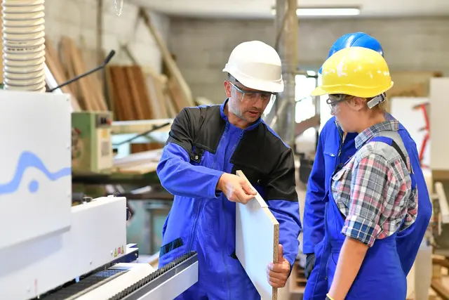 Firmen quer durch die Branchen – besonders auch Handwerksbetriebe, Industrie und Handel – nehmen weniger Lehrlinge auf. | Foto: smarterpix/Goodluz