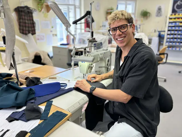 Mit viel Akribie und Liebe zum Detail "werkelt" Paulo Muniz an seinem Arbeitsplatz in der Schneiderei im Landestheater.  | Foto: Lisa Gold