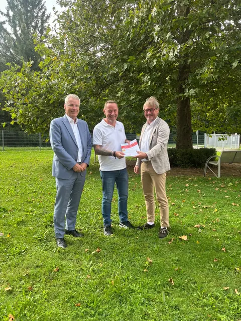 Zertifikatsüberreichung: Rainer Moshammer, Techn. Dir. der OÖG (li.), und Küchenverantwortlicher in der OÖG Peter Macek (re.) freuen sich mit Othmar Deubler, Küchenchef am Klinikum Schärding, über die neuerliche Auszeichnung rund um die Lebensmittel-Abfall-Vermeidung. | Foto: OÖG