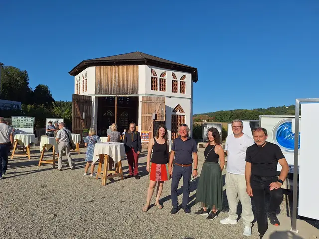Im Beisein von zahlreichen Gästen wurde die Menschenbilder-Ausstellung in Vasoldsberg eröffnet. | Foto: Gemeinde Vasoldsberg