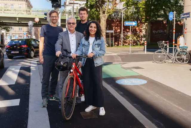 v. l.: Martin Blum (Radverkehrsbeauftragter der Mobilitätsagentur), Jörg Simonitsch (stv. Technischer Direktor des AKH Wien), Christian Sapetschnig (Stellvertreter der Bezirksvorsteherin, SPÖ) und Bezirkschefin Saya Ahmad (SPÖ) freuen sich über den Lückenschluss.  | Foto: Mobilitätsagentur Wien/Martin Morscher