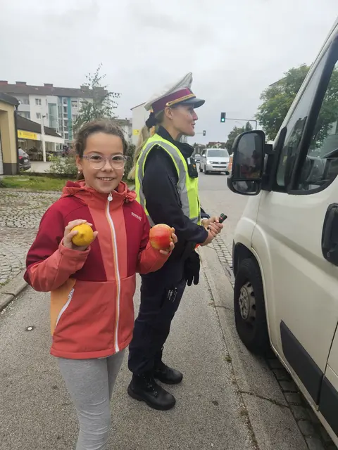 Apfel oder Zitrone? ISZ-Schulkinder durften der Polizei bei Geschwindigkeitskontrollen in Wels über die Schultern schauen und Belohnungen oder "Strafen" verteilen. | Foto: ISZ Wels