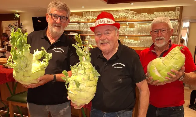 Von links: Johann Kolberger, Sieger Johann Oberreiter und Toni Wittmann. | Foto: zVg