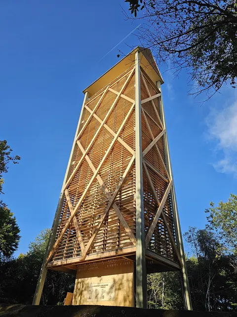 Das klare und natürliche Design der neuen Warte fügt sich optisch in die Landschaft ein. | Foto: rhp zt-gmbh