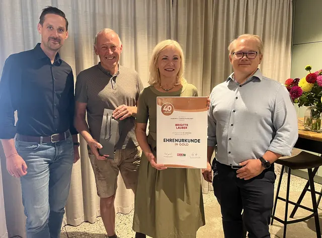 WKO-Leiter Thomas Brindl (l.) und der Obmann der WKO Wels-Land, Alexander Huber (r.), gratulieren dem Ehepaar Lauber (mitte) aus Offenhausen zum 40-jährigen Dienstjubiläum. | Foto: WKO