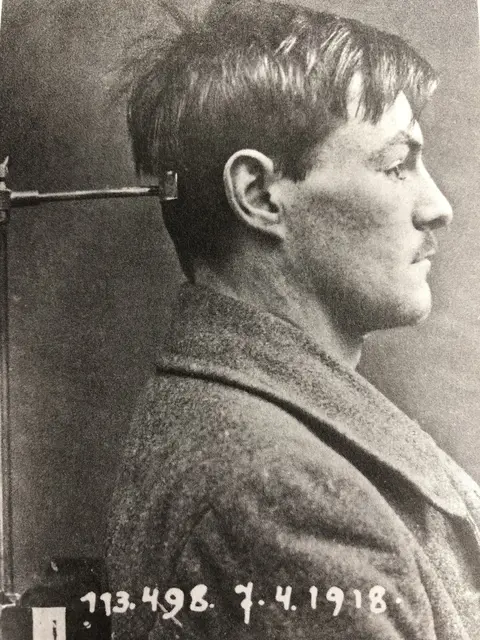 Der Einbrecherkönig Schani Breitwieser auf einem Polizeifoto im Jahr 1918. | Foto: Georg Hamann Privatarchiv