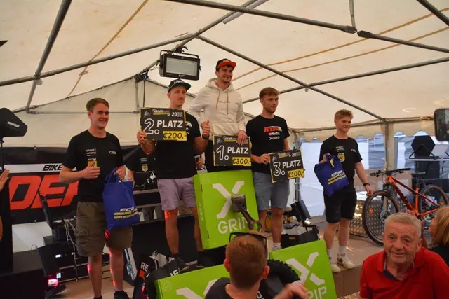 Den Sieg sicherte sich Norbert Zsigovits vom Sandlander GET Racing Team, gefolgt von Jeremias Iby und  Lukas Hofer, beide vom Enduro Club Wechselland. | Foto: Streethawks