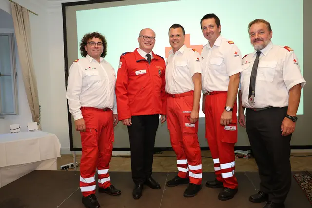 Bei der Jubiläumsfeier im Schloss Haindorf: Betriebsrats-Vorsitzender Stefan Dolenetz, Bezirksstellenleiter Günter Stöger, Bernhard Schierer, Betriebsrats-Vorsitzender Stellvertreter Bernhard Bäck und Präsident Hans Ebner (v.l.) | Foto: Rotes Kreuz