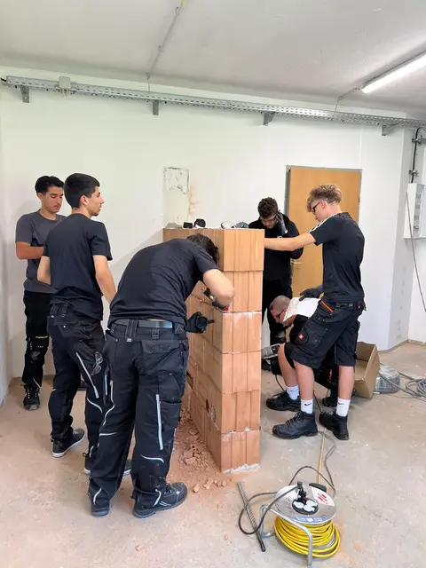 Von Beginn an wird großer Wert auf praxisnahes Lernen gelegt. | Foto: Mahkovec