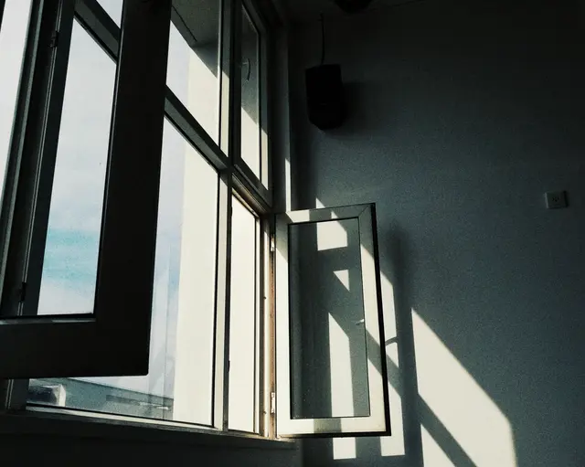 Ein Siebenjähriger wurde bei einem Fenstersturz in Penzing am Samstagabend lebensgefährlich verletzt. (Symbolbild) | Foto: Harry Kao/unsplash