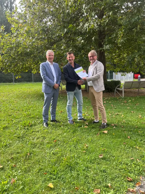 Rainer Moshammer, Technischer Direktor der OÖG (l.), und Küchenverantwortlicher in der OÖG, Peter Macek (r.) freuen sich mit Alexander Fenzl, Küchenchef am Klinikum Rohrbach über die neuerliche Auszeichnung rund um die Lebensmittel-Abfall-Vermeidung. | Foto: oög
