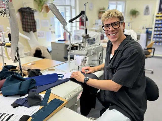 Mit viel Akribie und Liebe zum Detail "werkelt" Paulo Muniz an seinem Arbeitsplatz in der Schneiderei im Landestheater.  | Foto: Lisa Gold