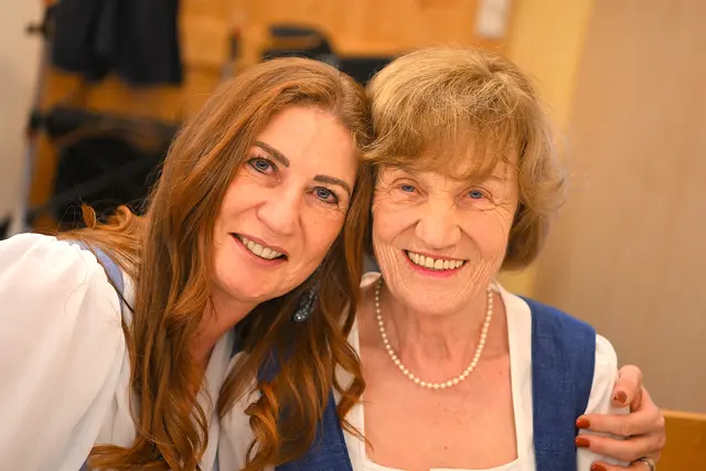 Bezirkshauptfrau Claudia Egger feierte mit ihrer Mutter Gerti Topitschnig in froher Runde den 80er | Foto: Josef Bodner