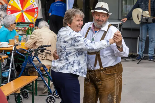 Im Haus des Lebens an der Schmelz herrschte zur Jubiläumsfeier ausgelassene Jahrmarktstimmung.  | Foto: Christian Fischer / Häuser zu Leben