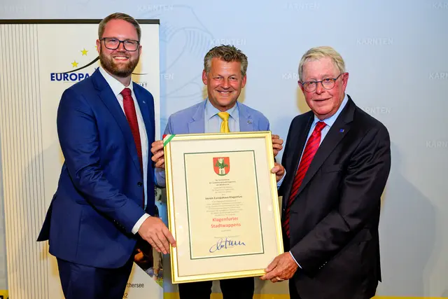 Bürgermeister Christian Scheider überreicht Christoph Zernatto und Marc Germeshausen anlässlich des 60-jährigen Jubiläums die Urkunde mit dem Recht zur Führung des Klagenfurter Stadtwappens. | Foto: StadtKommunikation / Thomas Hude