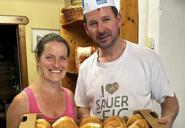Walter Dullnig mit Frau Helga in der Backstube: Seit 2001 führen sie die Traditionsbäckerei in Stall in dritter Generation. | Foto: Dullnig