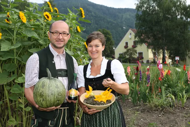 Robert und Barbara Hafellner betreiben auch Saatgutvermehrung für die Südsteiermark und andere intensive Anbaugebiete. | Foto: Bobby's