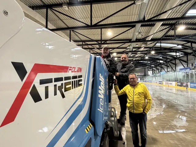 Stefan Platzner, Othmar Kompöck und Hannes Pirolt sind im Einsatz, um das Eis in der Ossiacher See Halle perfekt aufzubereiten. | Foto: MeinBezirk/Isabella Friessnegg