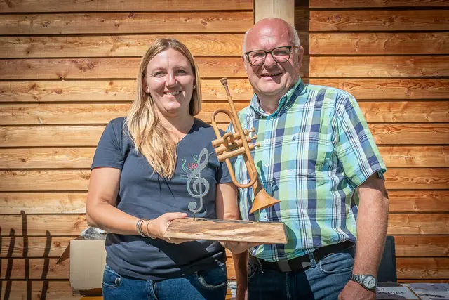 Christina Gell und Obmann Karl Macheiner mit dem Wanderpokal | Foto: Lukas Korbuly