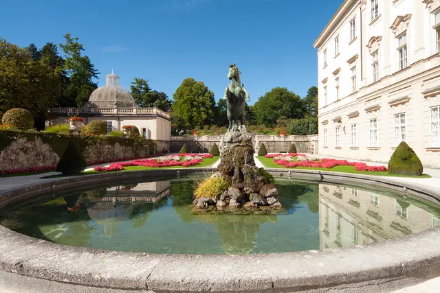 Bild # 3034: Pegasus- Brunnen, links dahinter das Vogelhaus. | Foto: © Ing. Günter Kramarcsik