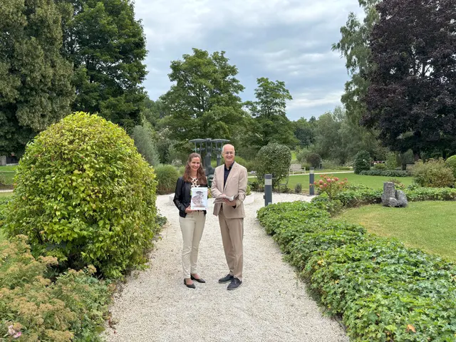 Markus P. Ladendorfer, Geschäftsführer und Leiter der Bildungsschlösser OÖ, und Bettina Zauner (Pädagogik) präsentieren das druckfrische neue Bildungsprogramm 2025/26. | Foto: Bildungsschlösser OÖ