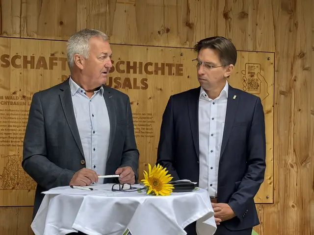 Reinhold Höflechner übergab den Vorsitz des Regionalmanagements Südweststeiermark dieser Tage an NAbg. Joachim Schnabel. | Foto: Waltraud Fischer