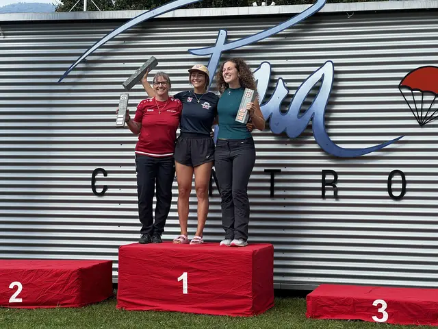 Sophie Grill (Mitte) konnte endlich wieder als Siegerin strahlen. | Foto: HSV Red Bull Salzburg