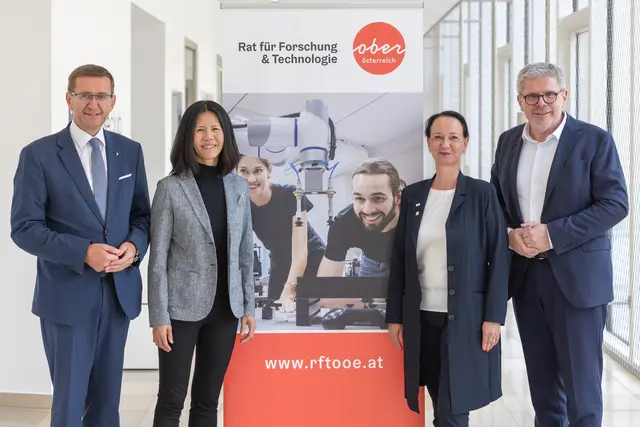 Von links: Wirtschafts- und Forschungs-Landesrat Markus Achleitner, Sok-Kheng Taing, Co-Founder Dynatrace Austria GmbH und Ratsmitglied des RFT OÖ, Stefanie Lindstaedt, Gründungspräsidentin IT:U und stv. Vorsitzende des RFT OÖ, Günther Schallmeiner, Niederlassungsleitung Siemens AG Österreich in Linz und Vorsitzender des RFT OÖ. | Foto: Land OÖ/Guggenberger