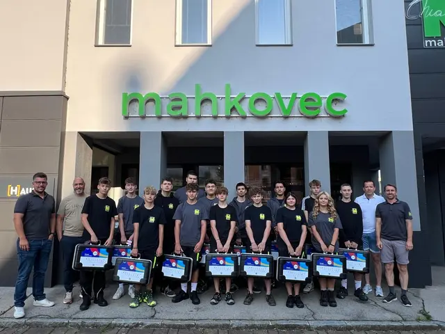 Motiviert und bestens ausgestattet: Die neuen Lehrlinge starten mit ihren ersten Werkzeugkoffern in eine fundierte Ausbildung bei Mahkovec. | Foto: Mahkovec