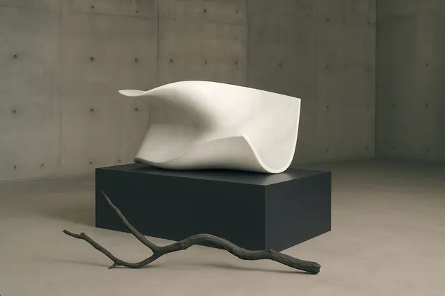 Alexander Paul Kubelka, EMERGENCE I, EXHILARATION, 2024, Werkserie 2022 – 2025, Carrara Marmor und geborstenes Holz, 191 x 92 x 84 cm | Foto: © A. P. Kubelka